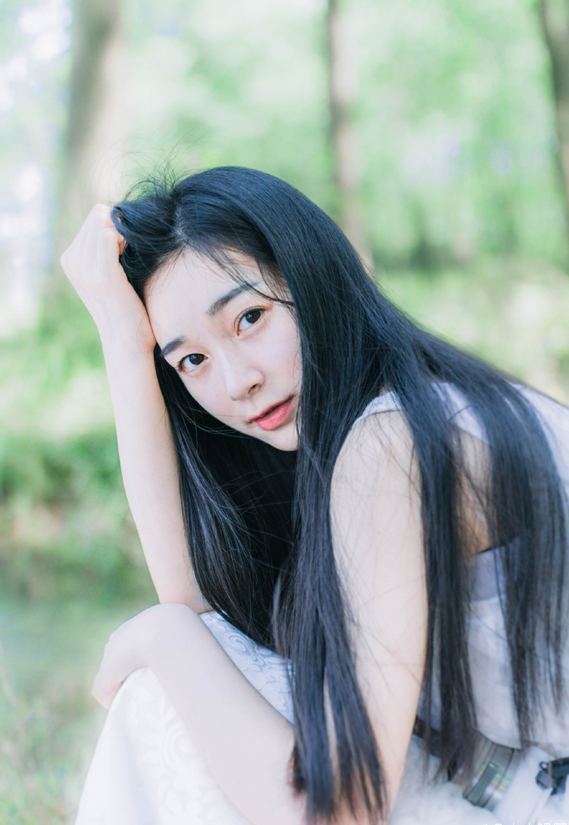 “铛铛~噗~”虎卫统领在开口的瞬间已经感觉到危机降临，也顾不得其他，百战余生磨练出来的本能在那一瞬间，本能的挥动手中的战刀，将两枚激射而来的弩箭磕飞，他的本能救了他一命，但身旁的副统领就没有这么好命，眉心处被一枚短箭贯穿，留下一个血洞，箭锋从后脑勺冒出来，死不瞑目的瞪着前方，魁梧的身体就那么直挺挺的栽倒下去。